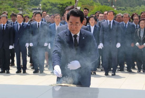 김영록 전남도지사 당선자는 14일 광주 5·18국립묘지를 찾아 이번 지방선거 당선자들과 함께 5월영령들에 분향·헌화하고, 지역발전 나아가 전남발전의 각오를 다졌다. 사진=김영록 선거대책본부