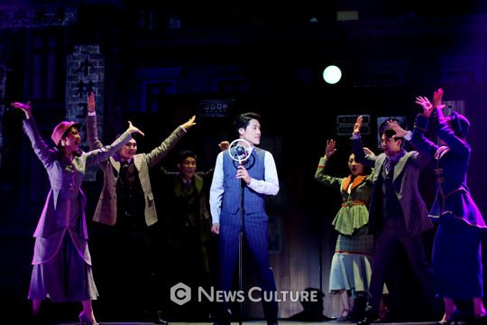 ▲ 뮤지컬 '미인' (연출 정태영) 공연장면 중 강호(가운데, 김지철 분)이 노래하고 있다. ©이지은 기자