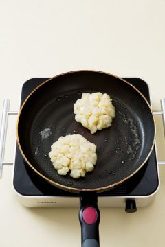 4. 팬에 식용유를 두르고 감자를 넣어 앞뒤로 노릇노릇하게 지진다.