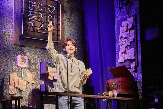 ▲ 연극 '연애플레이리스트'(연출 깅홍기) 공연장면 중 강윤(깅영한)이 방송하고 있다. ©사진=(주)휴콘프로덕션