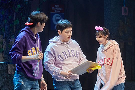 ▲ 연극 '연애플레이리스트'(연출 깅홍기) 공연장면 중 민우(가운데, 박강섭 분)와 강윤(왼쪽, 최정우 분)가 술에 취한 재인(이채원 분)을 보고 있다. ©사진=(주)휴콘프로덕션