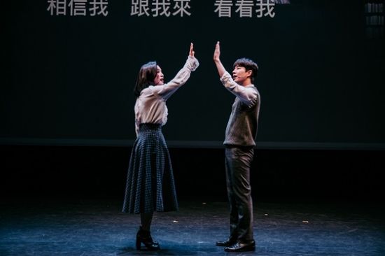 ▲ 뮤지컬 ‘팬레터’ 제작발표회에서 문태유(오른쪽)와 소정화가 ‘거짓말이 아니야’를 시연하고 있다. ©사진=-NTT
