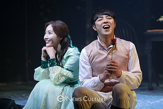▲ 뮤지컬 ‘붉은 정원’(연출 성재준) 공연장면 중 이반(오른쪽, 박정원 분)이 설레여하고 있다. ©윤현지 기자