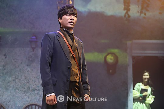 ▲ 뮤지컬 ‘붉은 정원’(연출 성재준) 공연장면 중 지나가 빅토르(왼쪽, 정상윤 분)를 몰래 보고 있다. ©윤현지 기자