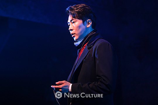 ▲ 뮤지컬 ‘붉은 정원’(연출 성재준) 공연장면 중 빅토르(에녹 분)가 과거를 회상하고 있다. ©윤현지 기자