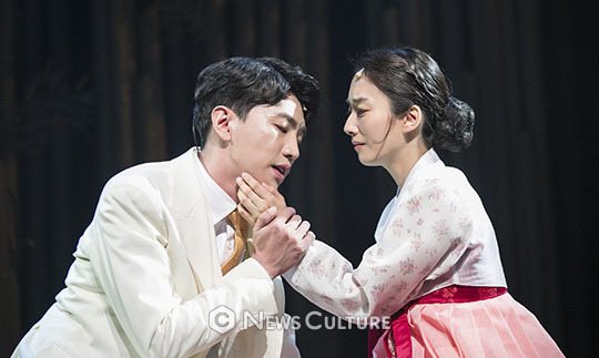 ▲ 뮤지컬 ‘나와 나타샤와 흰 당나귀’(연출 오세혁) 공연장면 중 자야(오른쪽 곽선영 분)가 백석(고상호 분)을 애틋해 하고 있다. © 사진=윤현지 기자