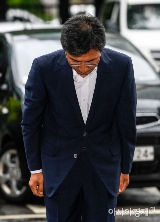 비서 성폭행 혐의를 받고 있는 안희정 전 충남도지사가 첫 공판을 받기 위해 2일 서울 마포구 서부지방법원으로 들어서며 인사하고 있다./강진형 기자aymsdream@