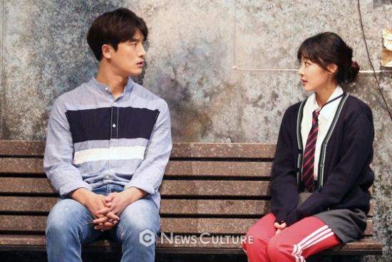 ▲ 연극 '연애플레이리스트'(연출 김홍기) 공연장면 중 현승(왼쪽, 이세호 분)과 재인(이채원 분)이 서로 마주 보고 있다. ©사진=(주)휴콘프로덕션