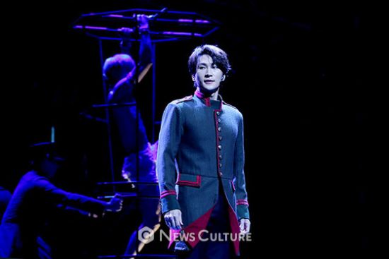 ▲ 뮤지컬 ‘프랑켄슈타인’(연출 왕용범) 공연장면 중 앙리(박은태 분)가 빅터의 연구 합류에 응하고 있다. ©이지은 기자