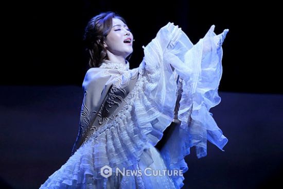 ▲ 뮤지컬 ‘프랑켄슈타인’(연출 왕용범) 공연장면 중 줄리아(이지혜 분)가 사랑을 담아 노래하고 있다. ©이지은 기자