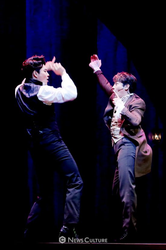 ▲ 뮤지컬 ‘프랑켄슈타인’(연출 왕용범) 공연장면 중 빅터(왼쪽, 민우혁 분)와 앙리(한지상 분)가 춤추고 있다. © 이지은 기자