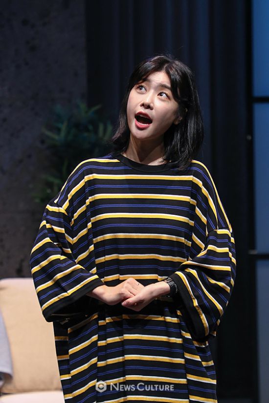 ▲ 연극 ‘러브스코어’(연출 차용학) 공연장면 중 오름(소진 분)이 노래를 부르고 있다. ©윤현지 기자