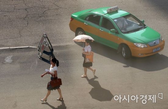 4일 오전 평양에서 시민들이 거리를 지나고 있다. /사진공동취재단