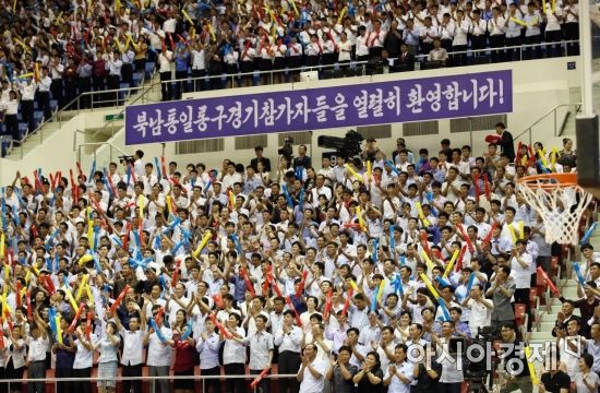 남북통일농구경기가 개최된 4일 평양 류경정주영체육관에서 ‘평화’팀과 ‘번영’팀이 혼합경기를 진행한 가운데 평양 시민들이 환호를 하고 있다. /사진공동취재단