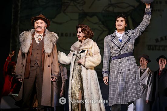 ▲ 뮤지컬 ‘브로드웨이 42번가’(연출 황인선) 공연장면 중 도로시 브록(가운데, 배해선 분)과 빌리 로러(정민 분)가 떠나고 있다. ©윤현지 기자