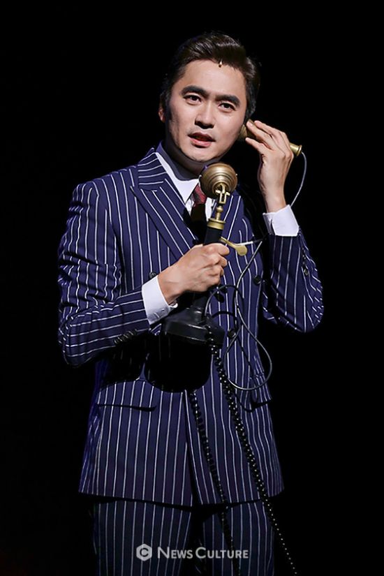 ▲ 뮤지컬 ‘브로드웨이 42번가’(연출 황인선) 공연장면 중 줄리안 마쉬(김석훈 분)가 통화를 하고 있다. ©윤현지 기자