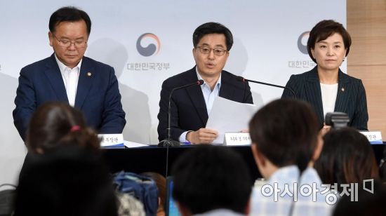 김동연 부총리(가운데)와 김부겸 행안부 장관(왼쪽), 김현미 국토부 장관이 6일 서울 종로구 정부서울청사에서 종합부동산세 개편방안을 발표하고 있다./김현민 기자 kimhyun81@