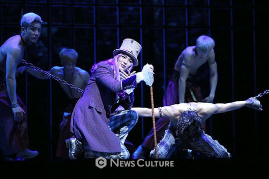 ▲ 뮤지컬 ‘프랑켄슈타인’(연출 왕용범) 공연장면 중 자크(가운데, 전동석 분)가 괴물에게 잔인해 질 것을 강요하고 있다. ©이지은 기자