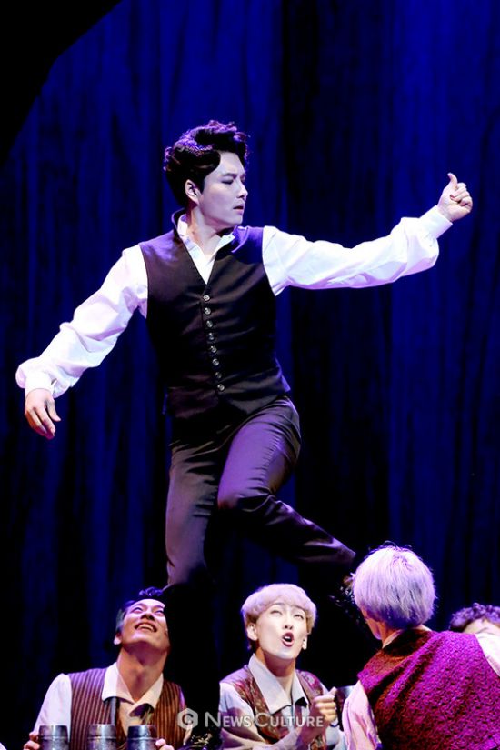 ▲ 뮤지컬 ‘프랑켄슈타인’(연출 왕용범) 공연장면 중 빅터(민우혁 분)가 춤을 추고 있다. ©이지은 기자