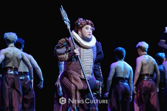 ▲ 뮤지컬 ‘프랑켄슈타인’(연출 왕용범) 공연장면 중 자크를 바라보는 룽게(이정수 분). ©이지은 기자