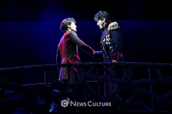 ▲ 뮤지컬 ‘프랑켄슈타인’(연출 왕용범) 공연장면 중 앙리(왼쪽, 박은태 분)와 빅터(전동석 분)가 악수를 하고 있다. ©이지은 기자