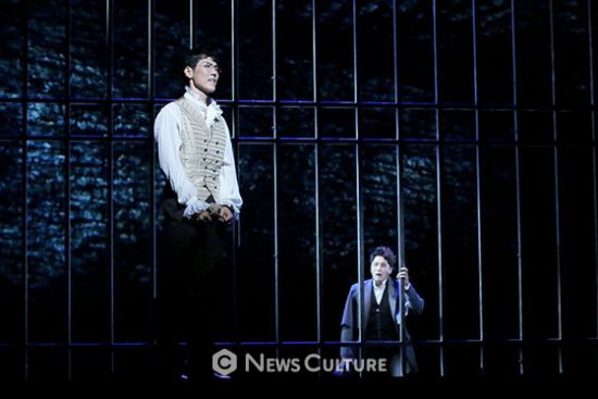 ▲ 뮤지컬 ‘프랑켄슈타인’(연출 왕용범) 공연장면 중 앙리(왼쪽, 카이 분)가 빅터(민우혁 분)에게 부탁하고 있다. ©이지은 기자