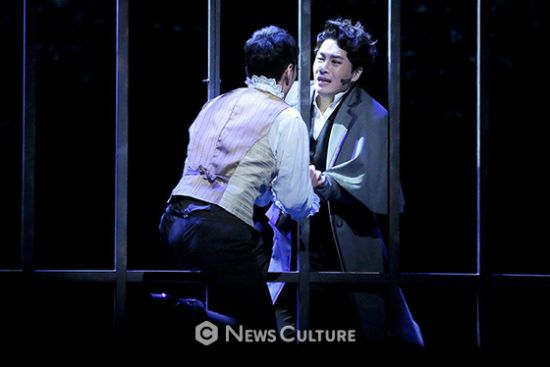 ▲ 뮤지컬 ‘프랑켄슈타인’(연출 왕용범) 공연장면 중 빅터(오른쪽, 민우혁 분)와 앙리가 서로의 말을 하고 있다. ©이지은 기자