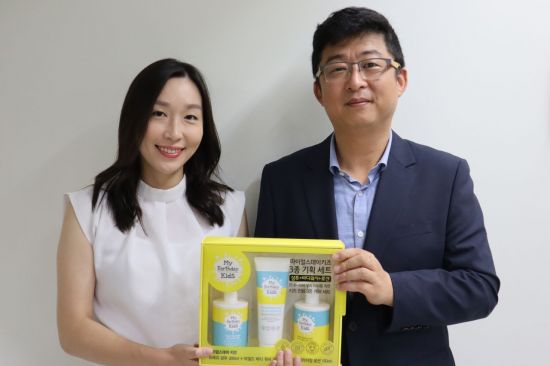 제이앤피인터내셔널의 심재성 대표(오른쪽)와 양정윤 이사가 친환경 어린이 화장품 '마이얼스데이' 제품들을 들고 있다.