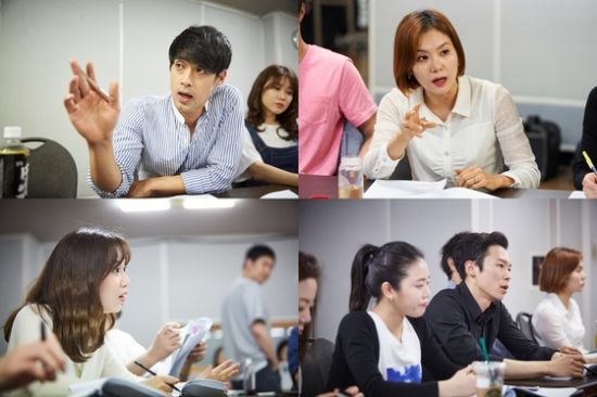 ▲ 연극 ‘신인류의 백분토론’(연출 민준호) 연습사진 © 사진=공연배달서비스 간다