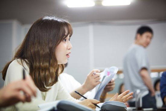 ▲ 연극 ‘신인류의 백분토론’(연출 민준호) 연습사진 © 사진=공연배달서비스 간다