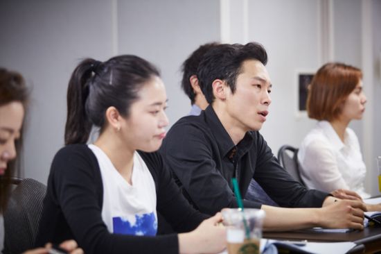 ▲ 연극 ‘신인류의 백분토론’(연출 민준호) 연습사진 © 사진=공연배달서비스 간다