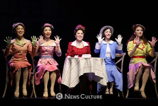 ▲ 뮤지컬 ‘브로드웨이 42번가’(연출 박인선) 공연장면 중 메기 존스와 페기 소여(가운데부터 홍지민, 오소연 분)가 웃고 있다. ©윤현지 기자