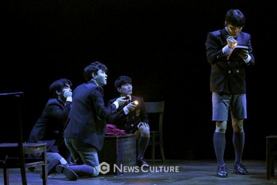 ▲ 연극 ‘알앤제이’(연출 김동연) 공연장면 중 학생들(왼쪽부터, 강승호, 송광일, 손유동 분)이 학생1(문성일 분)을 보고 있다. ©이지은 기자