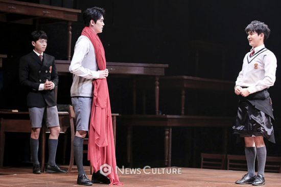 ▲ 연극 ‘알앤제이’(연출 김동연) 공연장면 중 학생1(왼쪽, 손승원 분)이 학생2(가운데, 윤소호 분)와 학생4(송광일 분)의 대화를 지켜보고 있다. ©이지은 기자