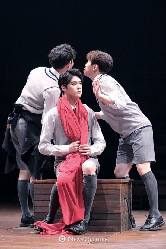 ▲ 연극 ‘알앤제이’(연출 김동연) 공연장면 중 학생2(가운데, 윤소호 분)가 시선 두고 있다. ©이지은 기자