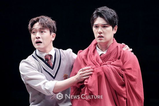▲ 연극 ‘알앤제이’(연출 김동연) 공연장면 중 학생3(왼쪽, 강은일 분)과 학생2(윤소호 분)가 어쩔 줄 몰라하고 있다. ©이지은 기자
