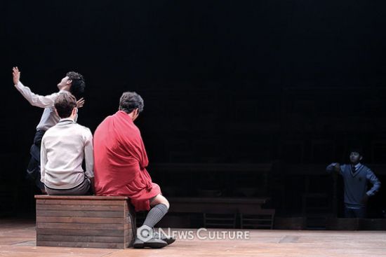 ▲ 연극 ‘알앤제이’(연출 김동연) 공연장면 중 학생1(오른쪽, 손승원 분)이 학생들(왼쪽부터, 송광일, 강은일, 윤소호 분)을 지켜보고 있다. ©이지은 기자