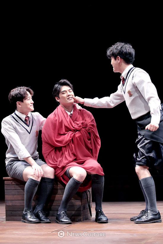 ▲ 연극 ‘알앤제이’(연출 김동연) 공연장면 중 학생4(오른쪽, 송광일 분)가 학생2(윤소호 분)의 볼을 꼬집고 있다. ©이지은 기자