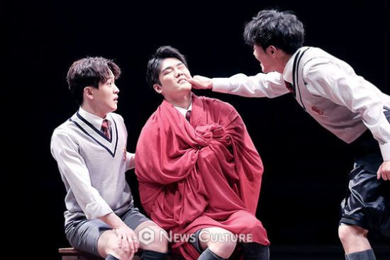▲ 연극 ‘알앤제이’(연출 김동연) 공연장면 중 학생3(왼쪽, 강은일 분)이 학생4(오른쪽, 송광일 분)의 행동에 놀라고 있다. ©이지은 기자