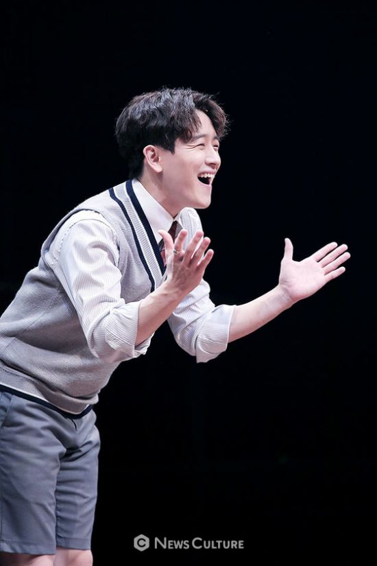 ▲ 연극 ‘알앤제이’(연출 김동연) 공연장면 중 학생3(강은일 분)이 웃고 있다. ©이지은 기자