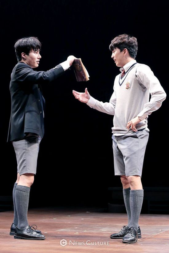 ▲ 연극 ‘알앤제이’(연출 김동연) 공연장면 중 학생1(왼쪽, 문성일 분)과 학생3(손유동 분). ©이지은 기자
