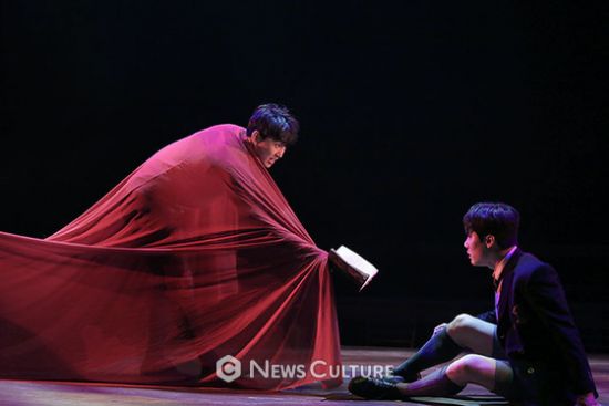 ▲ 연극 ‘알앤제이’(연출 김동연) 공연장면 중 학생4(왼쪽, 손유동 분)가 학생2(문성일 분)에게 다가서고 있다. ©이지은 기자
