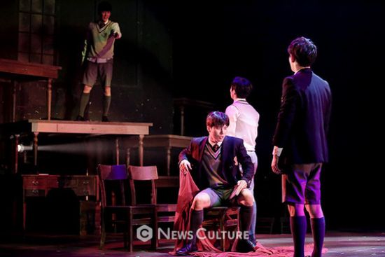 ▲ 연극 ‘알앤제이’(연출 김동연) 공연장면 중 학생들(왼쪽부터, 손유동, 문성일, 강승호, 송광일) ©이지은 기자