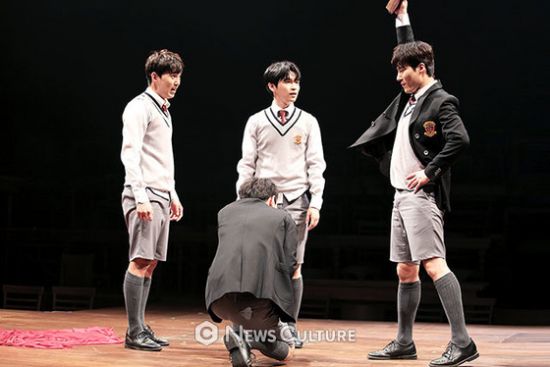 ▲ 연극 ‘알앤제이’(연출 김동연) 공연장면 중 학생들(왼쪽부터, 손유동, 송광일, 강승호, 문성일) ©이지은 기자