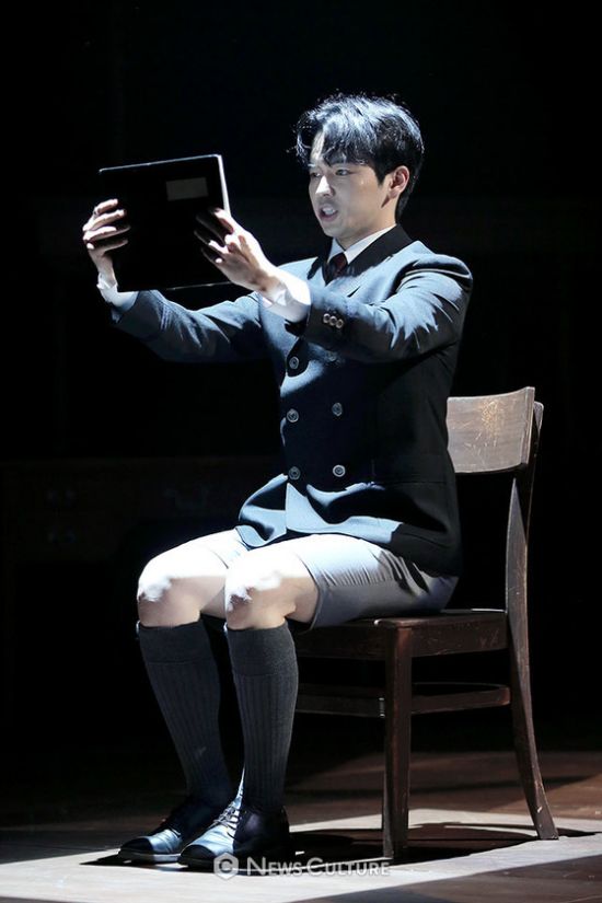 ▲ 연극 ‘알앤제이’(연출 김동연) 공연장면 중 학생2(강승호 분)가 책을 읽고 있다. ©이지은 기자