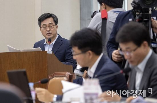 김동연 경제부총리가 27일 국회에서 열린 기획재정위 전체회의에 출석, 업무보고를 하고 있다./윤동주 기자 doso7@