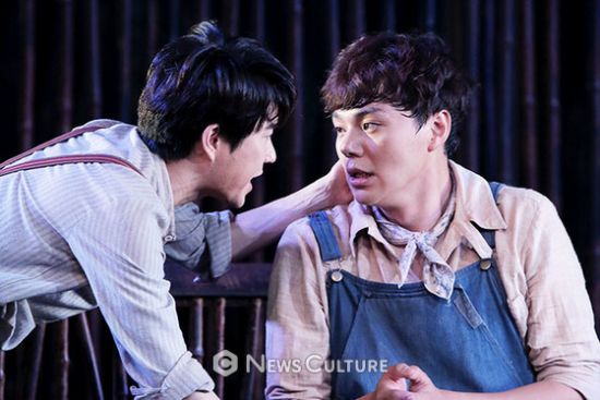 ▲ 연극 ‘생쥐와 인간’(연출 박지혜) 공연장면 중 조지(왼쪽, 문태유 분)가 레니(임병근 분)를 다독이고 있다. ©이지은 기자