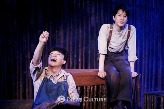 ▲ 연극 ‘생쥐와 인간’(연출 박지혜) 공연장면 중 레니(왼쪽, 임병근 분)가 조지(문태유 분)의 이야기를 듣고 있다. ©이지은 기자