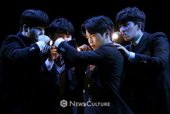 ▲ 연극 ‘알앤제이’(연출 김동연) 공연장면 중 학생들(왼쪽부터, 문성일, 송광일, 강승호, 손유동)이 책을 보고 있다. © 이지은 기자