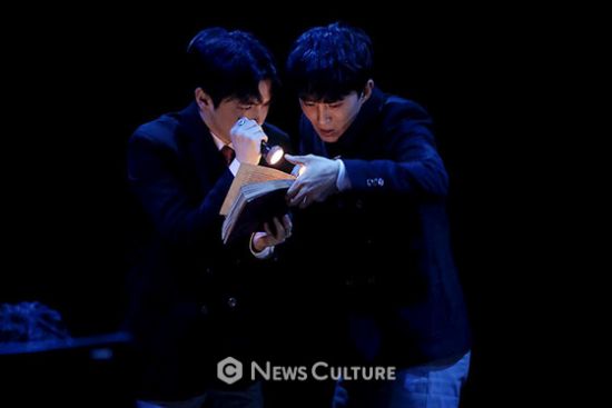 ▲ 연극 ‘알앤제이’(연출 김동연) 공연장면 중 학생2(왼쪽, 강승호 분)와 학생3(손유동 분)가 책을 보고 있다. © 이지은 기자